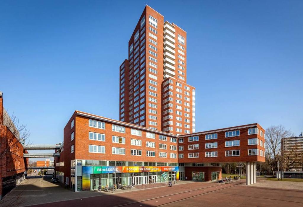 Omschrijving Algemeen kantoorunits gelegen, die apart te huren zijn maar De kantoren zijn onderdeel van het project ook met één of meerdere gecombineerd kunnen Centrumplan IJsselmonde.