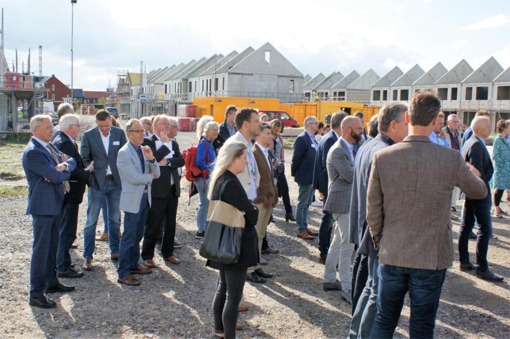 Woonpartners. Het werkbezoek, georganiseerd door de woningcorporatie, voerde op 7 september langs projecten in Waddinxveen, Moordrecht, Gouda en Zevenhuizen.