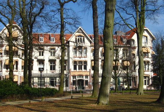 Daarnaast is de stad bekend om de rijke geschiedenis en de oude binnenstad, met grachten, monumentale bouwwerken en hofjes.