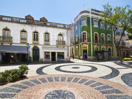 In het zuiden van Portugal gelegen strekt dit gebied zich uit van de Spaanse grens in het Zuidoosten tot aan dorpjes zoals Lagos en Sagres in het Zuidwesten, met in totaal zo n 150 km strand.