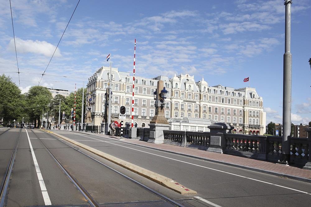 Daarnaast zijn er twee bekende markten in de omgeving, de Albert Cuyp en de Dappermarkt. Ook de Utrechtsestraat met haar bijzondere winkels is op loopafstand.