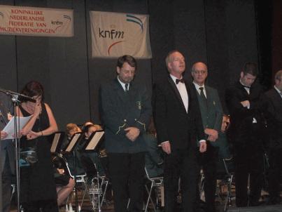 Figuur 3 Dirigent Peter Wintjes en voorzitter Piet van Erp zenuwachtig in afwachting van de uitslag van het concours in Venlo (2005).