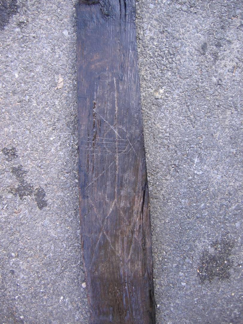 Bij de post-middeleeuwse waterputten komen zowel hoepels als nagels voor. Bij één ton worden de planken samengehouden met behulp van een ijzeren band. Het gaat hier om de jongste put.