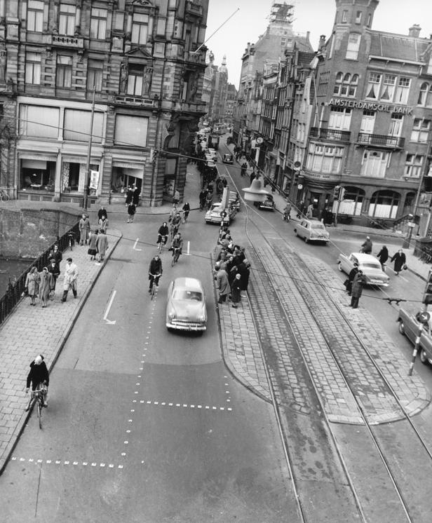 Verkeer: variantenonderzoek Beoordeling varianten kruispunten Herengracht/ Keizersgracht/ Prinsengracht a b c d e f Ruimte voor