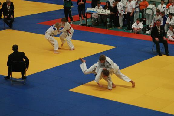 3. WEDSTRIJDRUIMTE Wedstrijden worden gehouden op een judomat. De judomat bestaat uit twee gekleurde delen, een wedstrijdgedeelte en een veiligheidsstrook.