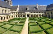 Ons programma nodigt uit om de Loirevallei te bezoeken: de kastelen van Chambord, Chenonceau, Amboise, Ussé en Blois, de tuinen van Villandry, een boottocht op de Loire en de steden Tours, Saumur en