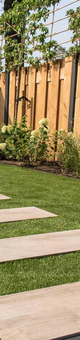Een groene grasmat geeft een tuin direct een mooie, natuurlijke sfeer. Maar een strakke grasmat vergt liefdevolle verzorging en onderhoud, waar jij wellicht de tijd niet voor (over) hebt.
