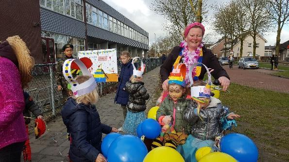 aan de school: - de kinderen bedenken activiteiten om het voor iedereen nog leuker te maken in de klas en in de school - de kinderen leren het verschil tussen het louter uitvoeren van opdrachten en