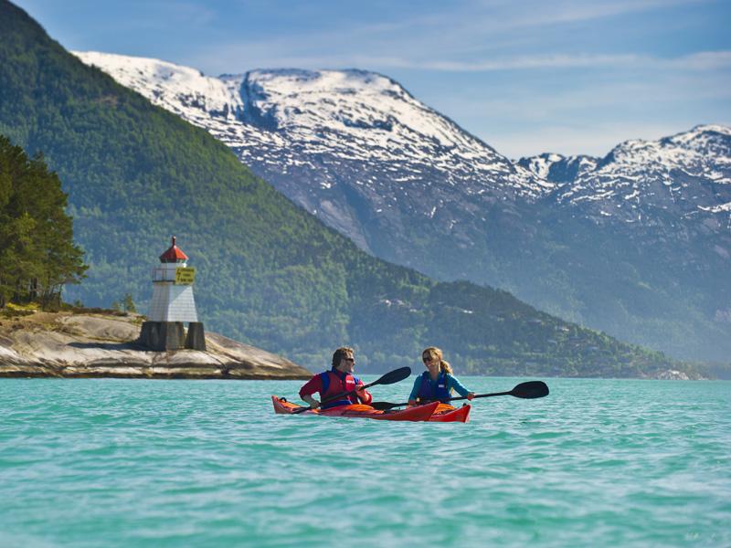 De reis gaat allereerst naar het idyllische Telemark, een mooie regio met veel oud Noorse tradities.