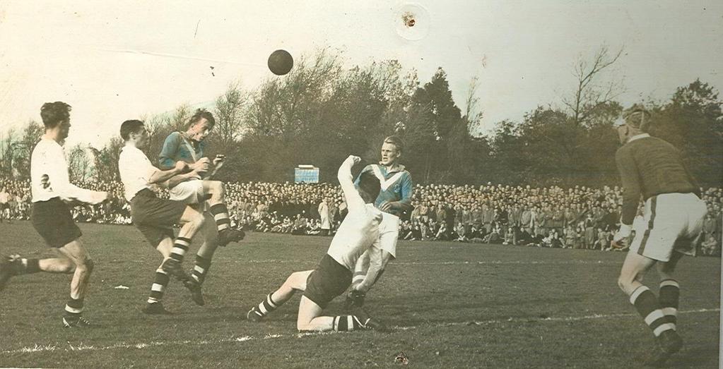 Een actiefoto uit oktober 1954 Het betreft hier de derby tegen Alcmaria Victrix. De wedstrijd werd verloren met 1-4. Op de foto zien we Wim Hoeben (l.) en Jan Kooge (r.