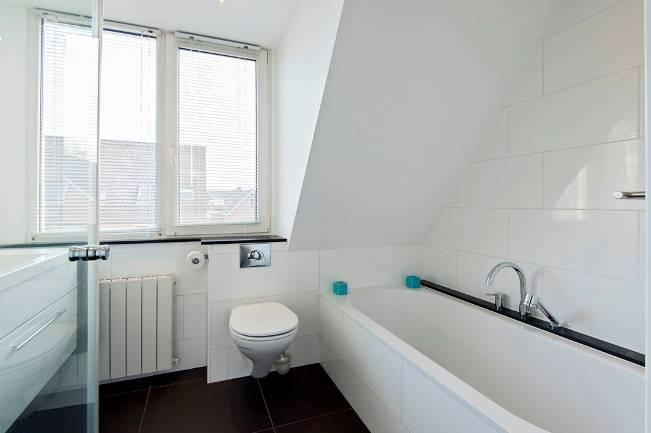 De modern vormgegeven badkamer biedt luxe en comfort. Door het verplaatsen van de scheidingswand met de slaapkamer en het plaatsen van een dakkapel heeft deze badkamer veel extra ruimte gekregen.