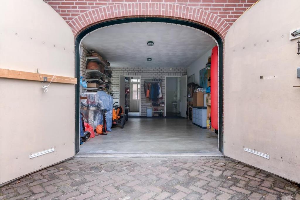 Garage & berging De inpandige garage is ca. 6.80 m lang, ca. 4.