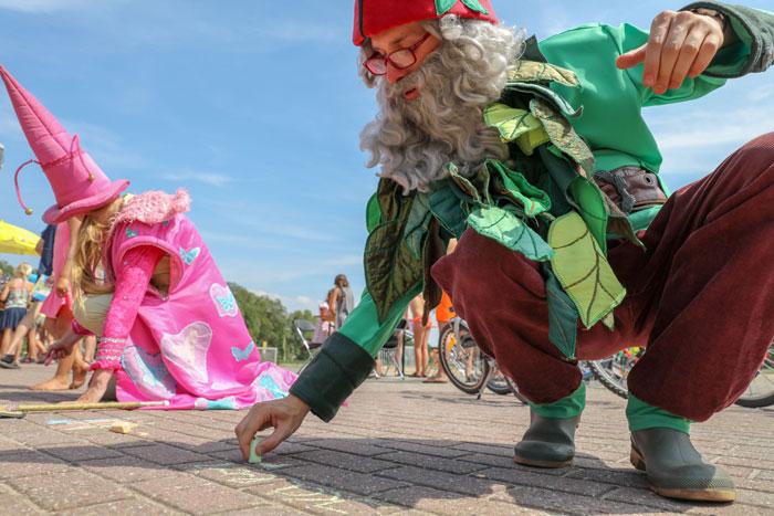 De sprookjesfiguren op deze camping Heb je kleine kinderen die nog aan je lippen hangen als je aan het voorlezen bent? Dan is het superleuk om alvast wat voorpret te beleven met ze.