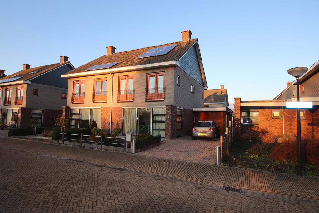 BOLSWARD IT WAARLAMKE 3 Uitermate goed verzorgd en royaal twee-onder-één-kapwoonhuis met uitpandige bijkeuken, garage en vrij achterom in de woonwijk "Fugelkrite 3" met centrale ligging bij alle