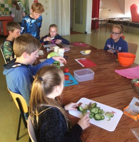 Project voeding Groep 7/8 is vorige week en gisteren zelf aan de slag gegaan met eten. Heerlijke hapjes zijn bereid in een gezellige sfeer.