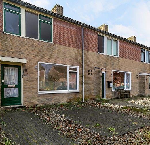 OMSCHRIJVING Aan een brede straat in het dorp Ferwert bieden wij te koop aan deze royale TUSSENWONING met 4 slaapkamers en een zonnig gelegen achtertuin op het zuidwesten (met achterom).