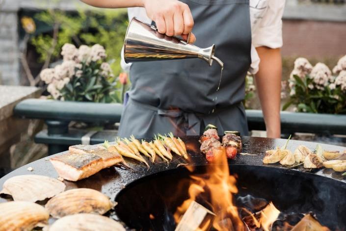 OFYR (absolute aanrader voor uw feest) Houdt u van outdoor koken en grillen? Dan moet u beslist OFYR leren kennen. Het unieke design maakt OFYR tot een ongelooflijk veelzijdig kooktoestel.