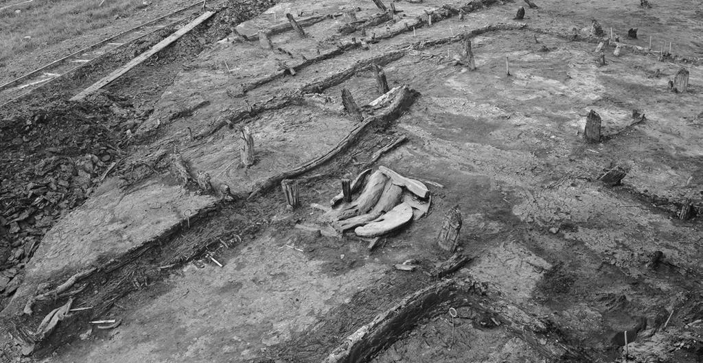 52 Annet Nieuwhof Fig. 2.31 Wieldelen en bouwhout, achtergelaten in het staldeel van een afgebroken huis. Foto Rijksuniversiteit Groningen, Groninger Instituut voor Archeologie. lijk.