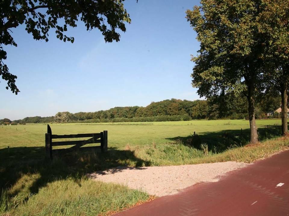 Geen gebouwen langs de rand van Het Hoevelakense Bos. Villa s zijn alleen toegestaan op de huidige plekken van gebouwen en langs het Nijkerkerstraat.