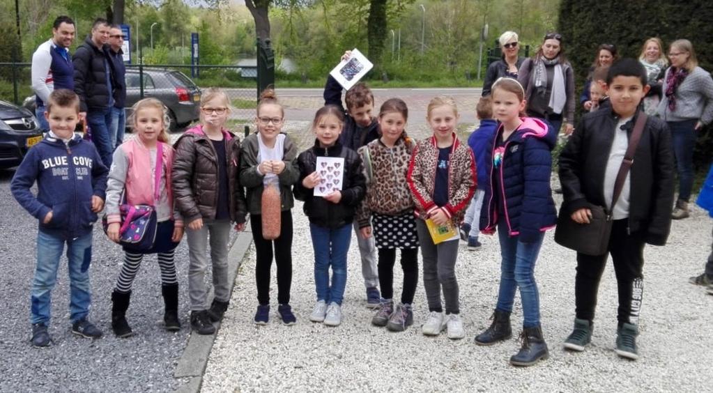 Het Kerkbestuur Worst gebracht door communicanten (naar Zusters Oud Valkenburg) Dit is het gedicht van een van de winnaars van Dichter bij 4 mei, de dichtwedstrijd die elk jaar gehouden wordt onder