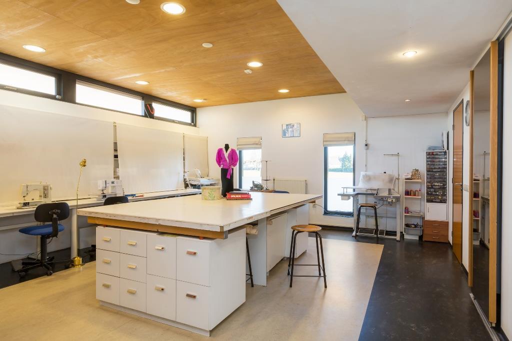 ATELIER/PRAKTIJK & SOUTERRAIN Het atelier in deze woning is multi-inzetbaar; als kantoor/praktijk aan huis maar ook een uitbreiding van de