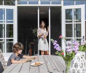 Horren Horren Een goede hor voorkomt dat er vliegend ongedierte je huis binnenkomt en biedt als extra effect dat het de buitenlicht filtert en bijdraagt aan gezonde ventilatie in huis.