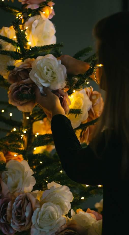 Do It Yourself: Bloemenkerstboom Wij zijn gek op bloemen! Vers in de vaas, als print op bed of groots aan de muur het kan ons niet gek genoeg. En dat bracht ons op een idee voor de kerstboom.