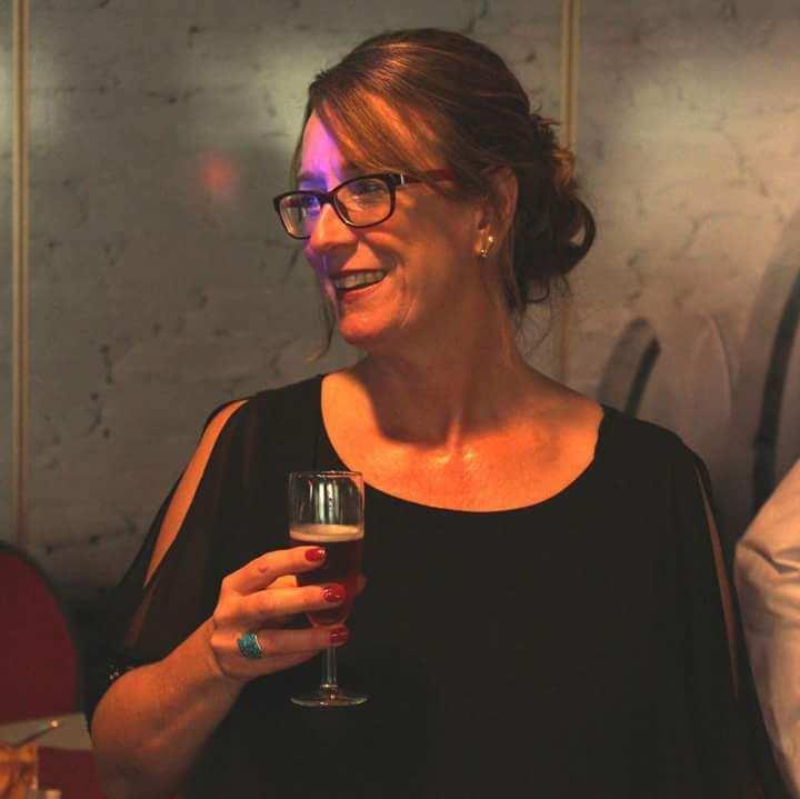 Graag stel ik mij aan u/jullie voor. Mijn naam is Monique Koger, ben 50 jaar. Ik heb 2 kinderen, Lars van 19 en Marit van 17. Samen met Marit ben ik de eigenaar van het paard Breezer.