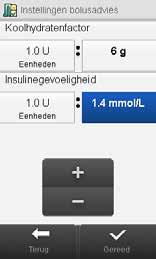 10 11 12 Het scherm Instellingen bolusadvies verschijnt. Stel de koolhydratenfactor en de insulinegevoeligheid in. Stel met + en het aantal eenheden insuline per hoeveelheid koolhydraten in.