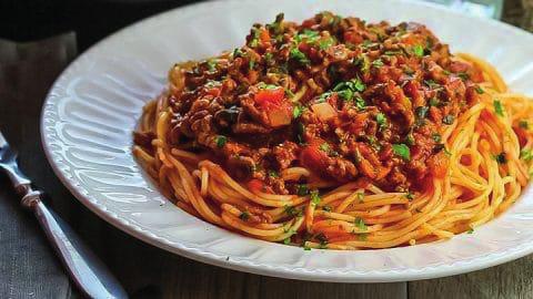 Spaghetti à la bolognaise Worteltjes snijden, huilen boven de ajuin, gehakt bakken, spaghetti koken en we doen het allemaal om te komen tot een heerlijke spaghetti à la bolognaise.