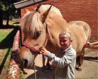 per dag maximaal 10 kinderen met een lichte tot matige beperking maximum 2 rolstoelgebruikers Vervoer? Ouders brengen en halen de kinderen zelf. Prijs? Het boerderijkamp kost u 12,50 euro per dag.