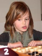Ze scoorde daar 50%. Ze heeft het dammen niet van een vreemde, haar ouders zijn GMIF Olga Kamychleeva en MF Brion Koullen.