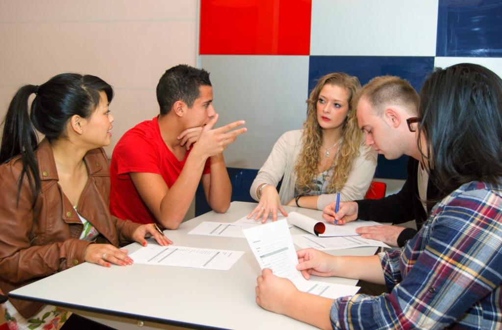 Inleiding Werken aan een project doe je met meer mensen gedurende een langere periode.