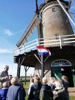 De molen heet de Hollandsche molen.