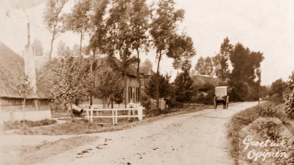 Op een oude ansichtkaart van omstreeks 1910 is een deel van het ensemble zichtbaar. De Zandstraat was destijds nog een onverharde weg met groene bermen en aan weerszijden sloten.