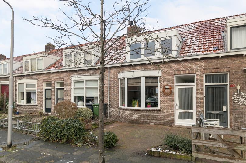 Aan een brede laan en in een kindvriendelijke woonwijk gelegen 4-kamer eengezinswoning met voortuin, een achtertuin met achterom en een grote berging.