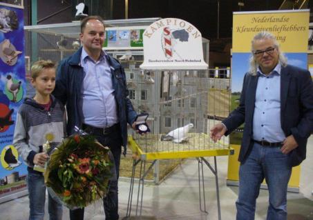 Links: Algemeen winnaar van de eerste Sierduivenshow Noord