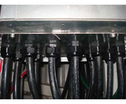 3 Mechanische installatie 3.3.6 Pakking/leidingdoorvoer IP 21 (NEMA 1) en IP 54 (NEMA 12) Kabels moeten vanaf de onderzijde door de doorvoerplaat worden gevoerd en worden aangesloten.