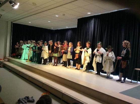 Afsluiting project Prehistorie Grieken en Romeinen Groep 5 heeft op dinsdag 21 maart een toneelstuk opgevoerd. De kinderen hebben wekenlang geoefend. Wat een talenten heeft groep 5!