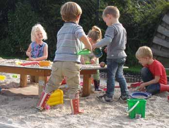 Speelzand Zand geschikt om vormen te maken. Speelondergrond Speelzand ook wel zandbakzand heeft een minder goede valdemping dan valdampend zand.