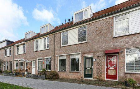 De woning is in 1984 gebouwd op een perceel van 130 m² eigen grond.