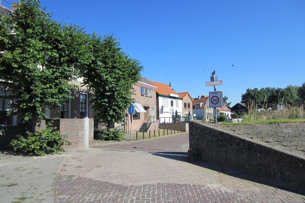 Figuur 3-5 Foto huidige coupure bij de haven in Goudswaard. Uitgangspunt voor de nieuwe coupure is dat deze qua uiterlijk vergelijkbaar wordt aan de huidige coupure.