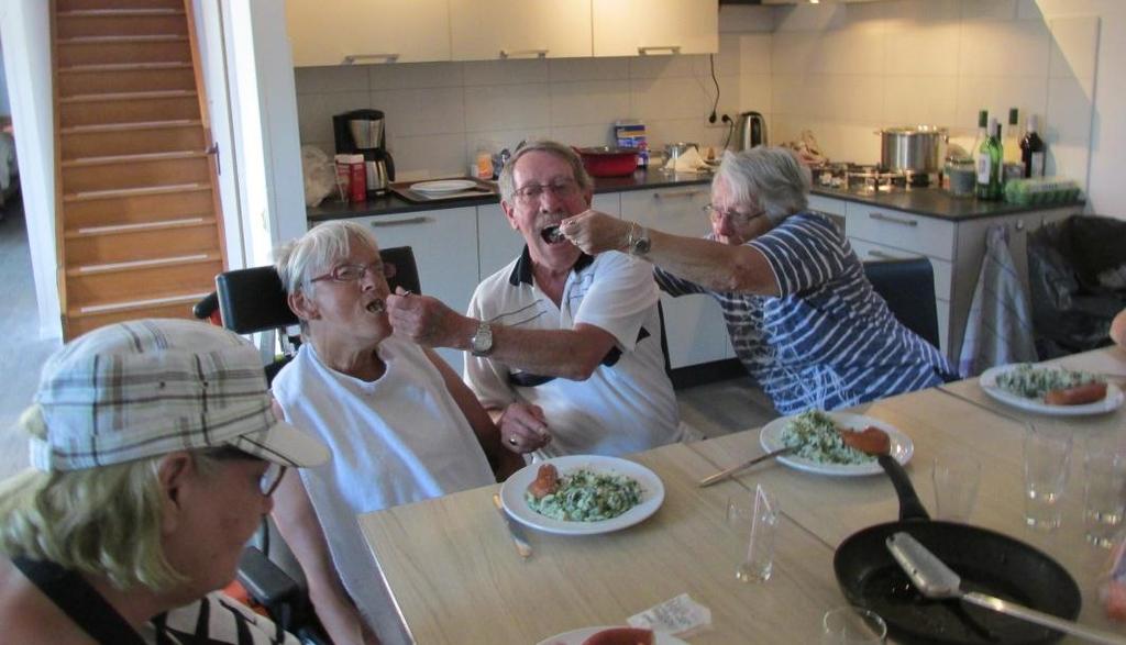 Er werden onder andere mokken en knuffels gekocht en op een terrasje namen we wat te drinken.