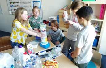 De kinderen gaan ook nog de wijken in om afval te prikken en deze te sorteren. Zo leren ze in welke bak welk afval weggegooid moet worden.