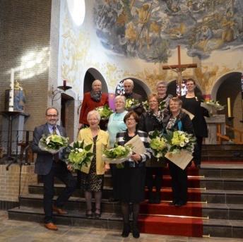 Een aantal kerkgangers feliciteerden de jubilarissen en daarna was er een gezellig samenzijn voor jubilarissen met hun familie en de leden van het zangkoor in het gemeenschapshuis.