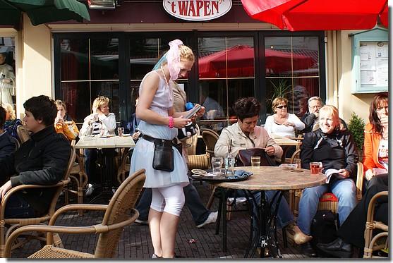 Natuurlijk is ook de bediening op de terrasjes geheel in stijl.