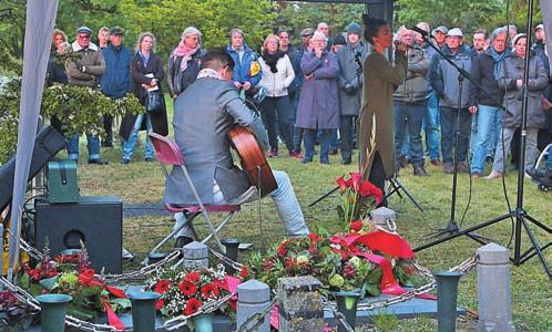 (foto s: Erik Baalbergen) Om zes uur s avonds begon in het stadhuis een herdenking met toespraken en muzikale intermezzo s, waarna het college en diverse organisaties bloemen legden bij het monument