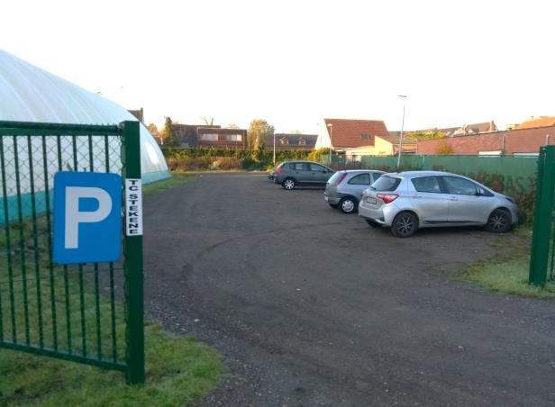 Parkeerveld gehuurd door de tennisclub (links) en openbaar parkeerveld ter