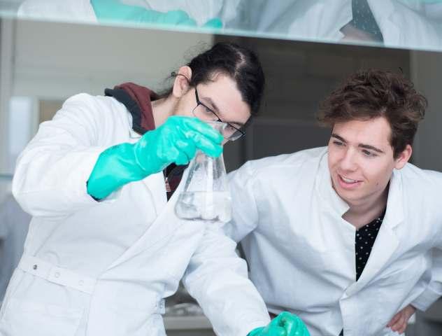 In de natuurwetenschappen steunt de didactische aanpak op de wisselwerking tussen theorie en labo-oefeningen (toegepaste biologie, toegepaste chemie, toegepaste fysica).