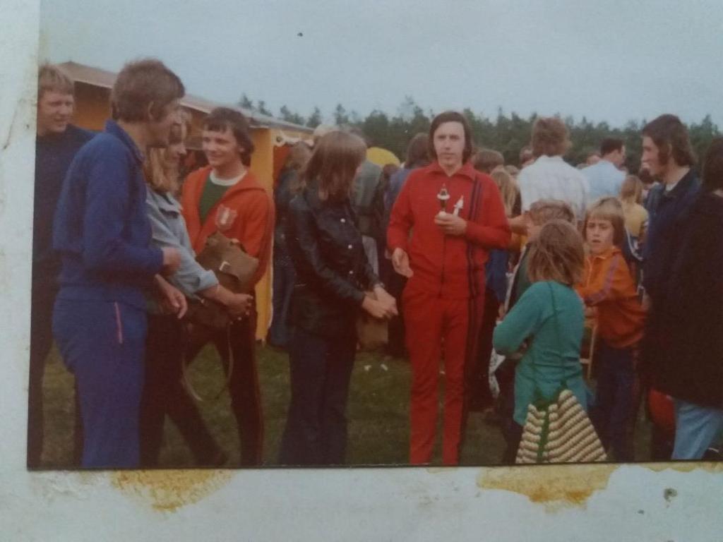 Meer bewonderaars: v.l.n.r.: Jan Wiltvank, Derk Pullen, dan één van de dames Croezen?, Leo Wiltvank, nog een Croezen?, met oranje trainingsjasje Gert van Tebberen en opnieuw Bertus Wiltvank.